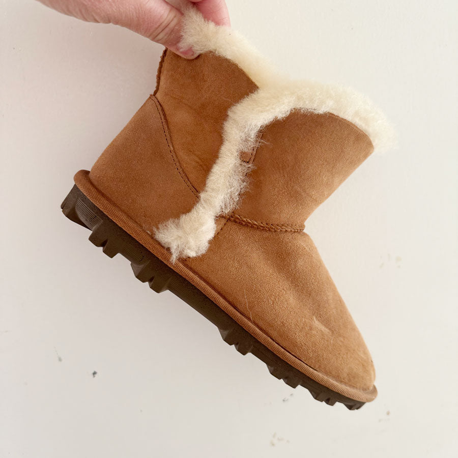 sz 9 sheepskin ugg boots