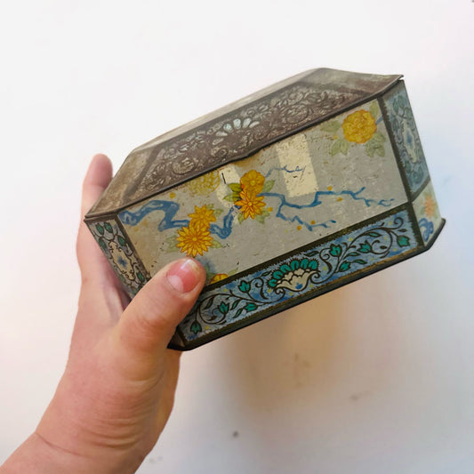 Shabby floral vintage tin