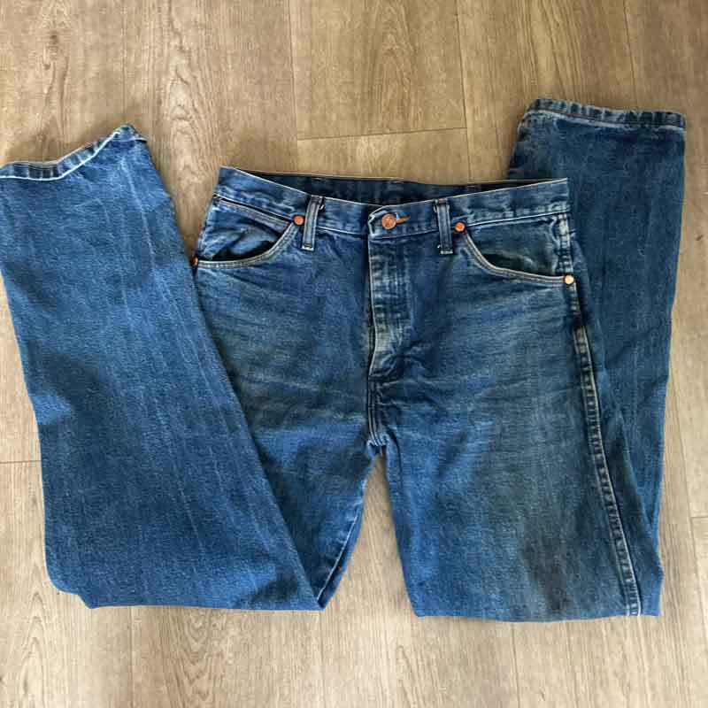 sz 32 mid denim Wrangler jeans