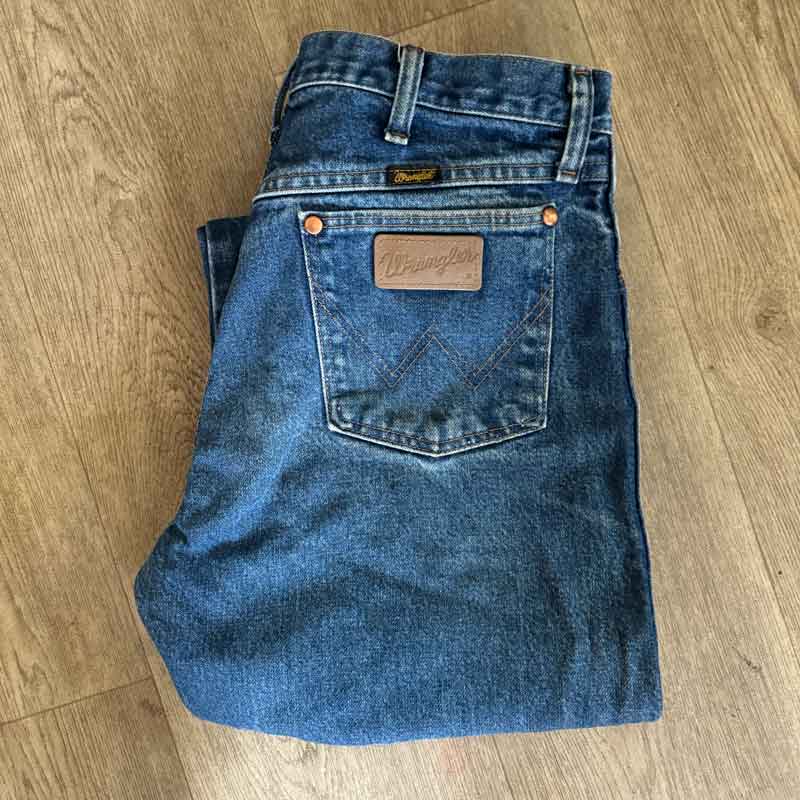 sz 32 mid denim Wrangler jeans