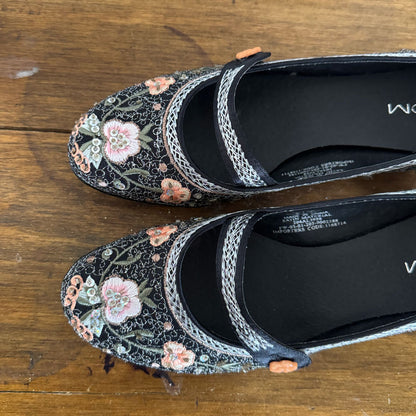 sz 7 embroidered black Mary Janes