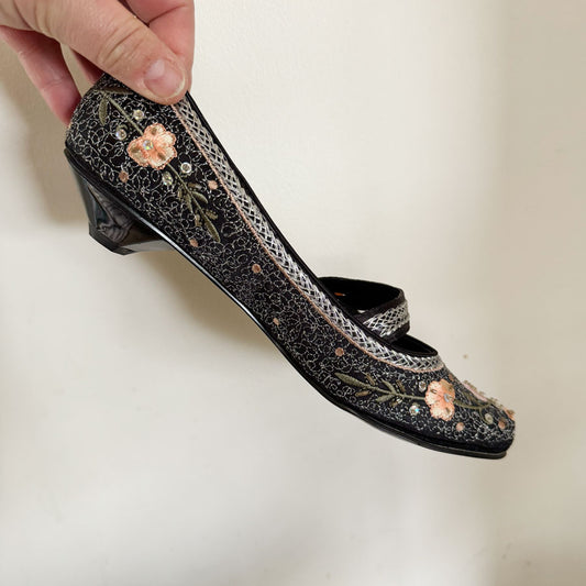 sz 7 embroidered black Mary Janes
